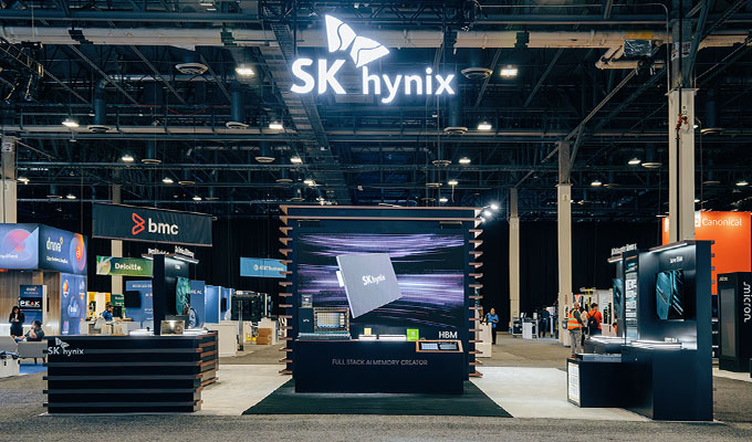 SK hynix booth at Dell Technologies World 2026 showcasing AI memory solutions with black and copper design.