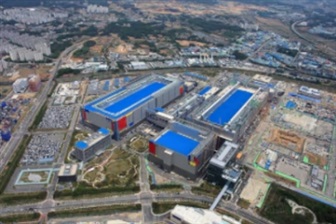 Close-up of semiconductor wafers on a manufacturing line, representing Samsung Foundry's advanced process technology.