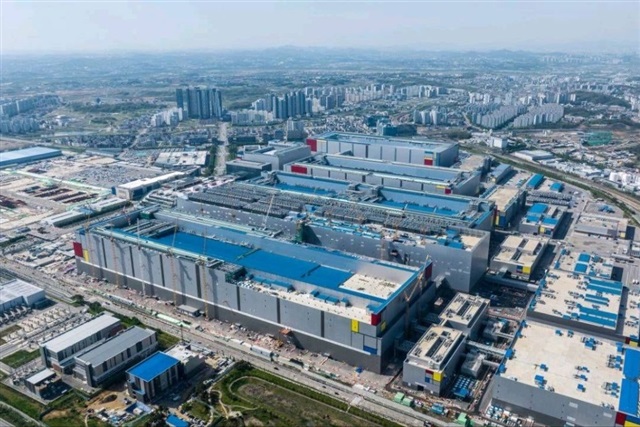 Aerial view of the sprawling Samsung Pyeongtaek semiconductor manufacturing campus.