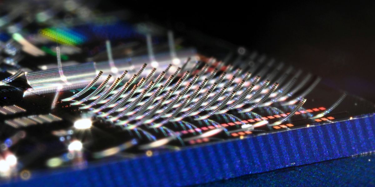 Close-up of photonic chip projecting a tiny 125-micrometer Mona Lisa image