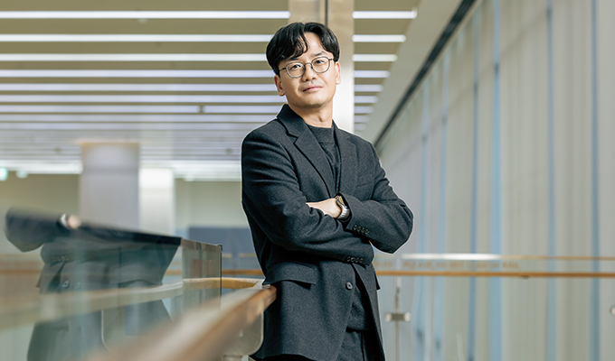 VP Hyunsok Kim in SK Hynix cleanroom discussing EUV photolithography wafers