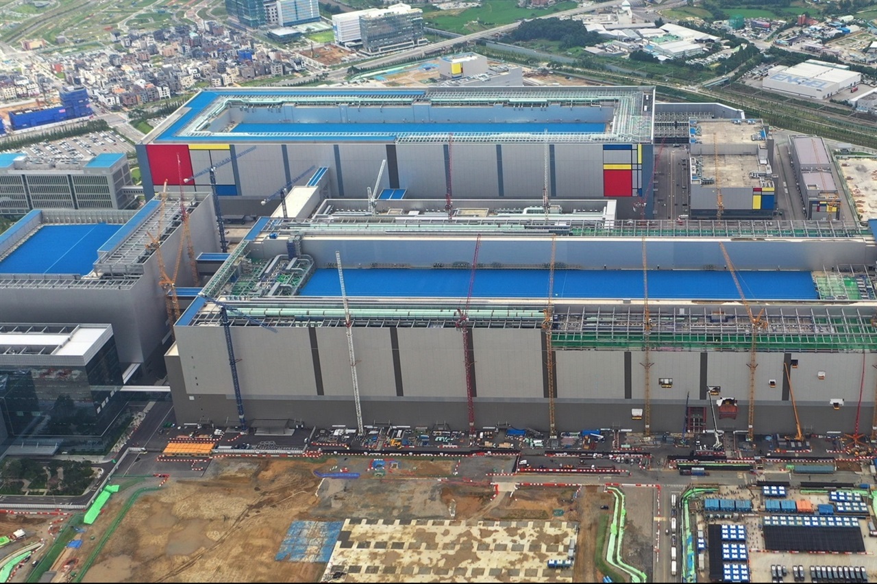 A cleanroom environment with advanced semiconductor manufacturing equipment, suggesting high-tech memory production.