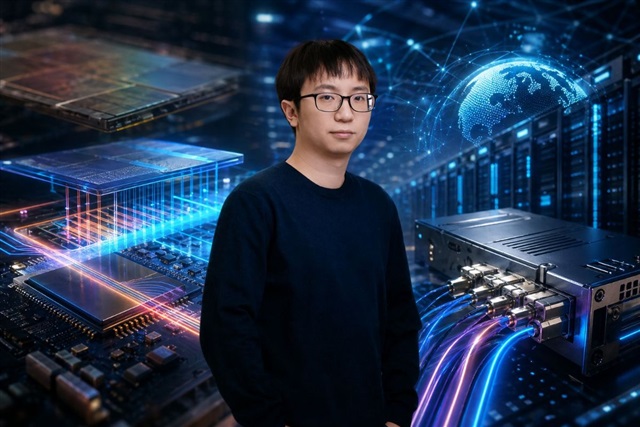 Yichen Shen striking the IPO gong at the Hong Kong Stock Exchange.