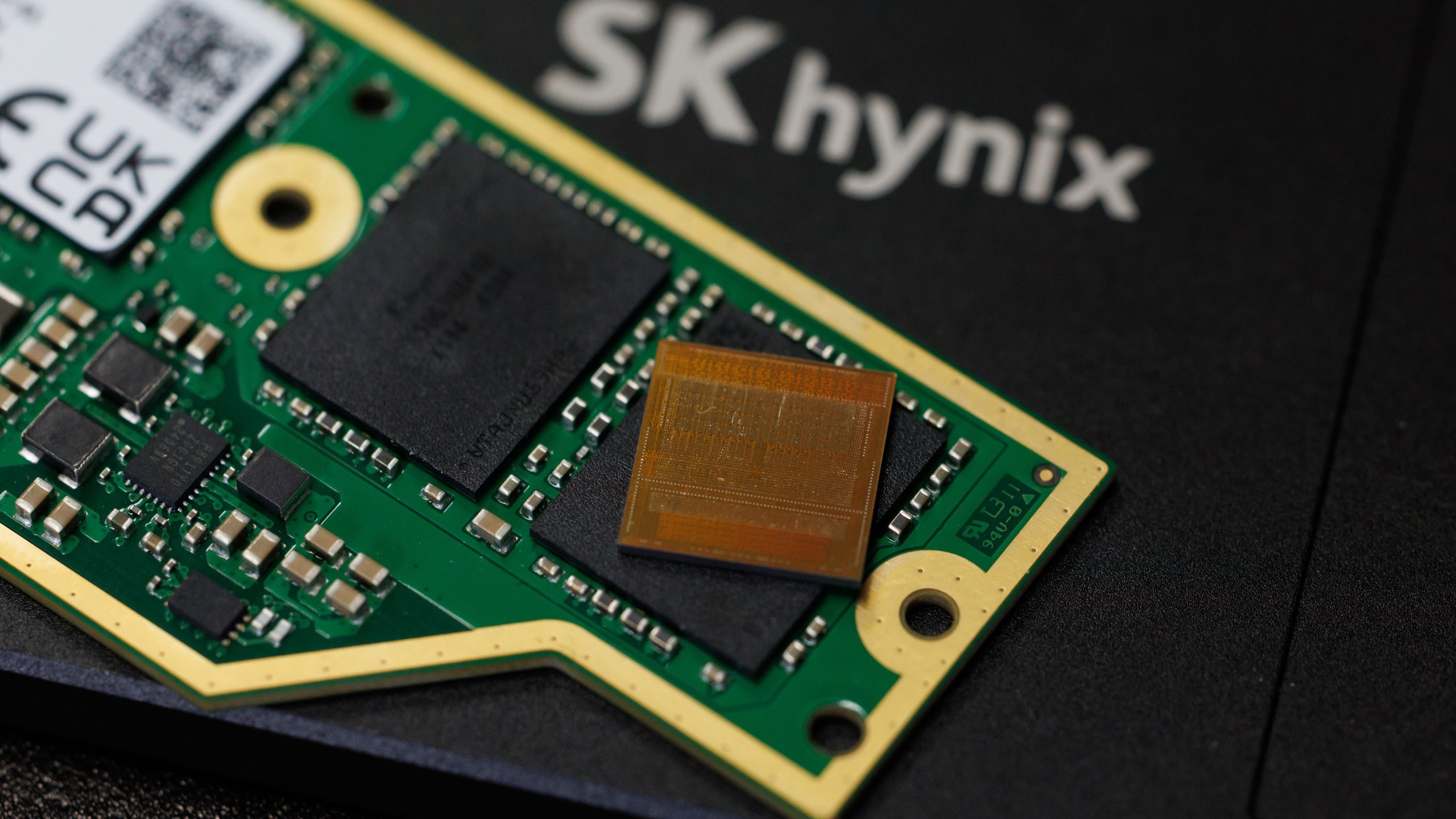 Diagram showing SK hynix's iHBM architecture with integrated cooling elements.
