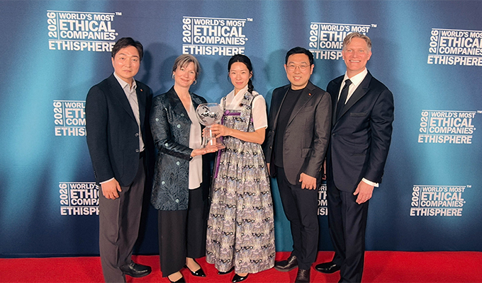 SK hynix team receiving World's Most Ethical Company plaque from Ethisphere executives