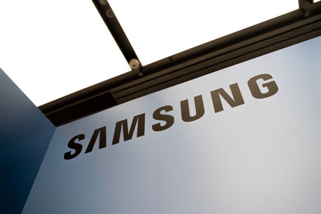 Samsung Electronics logo with a downward trending graph superimposed.