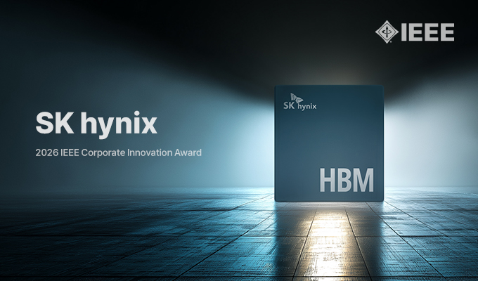 SK hynix executive accepting the IEEE Corporate Innovation Award.